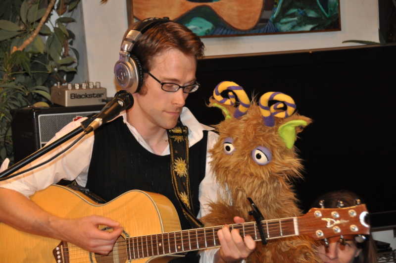 Episode 608 - How Do We Sing featuring Jarod Facknitz, Erin Flynn, and a menagerie of Puppets episode artwork